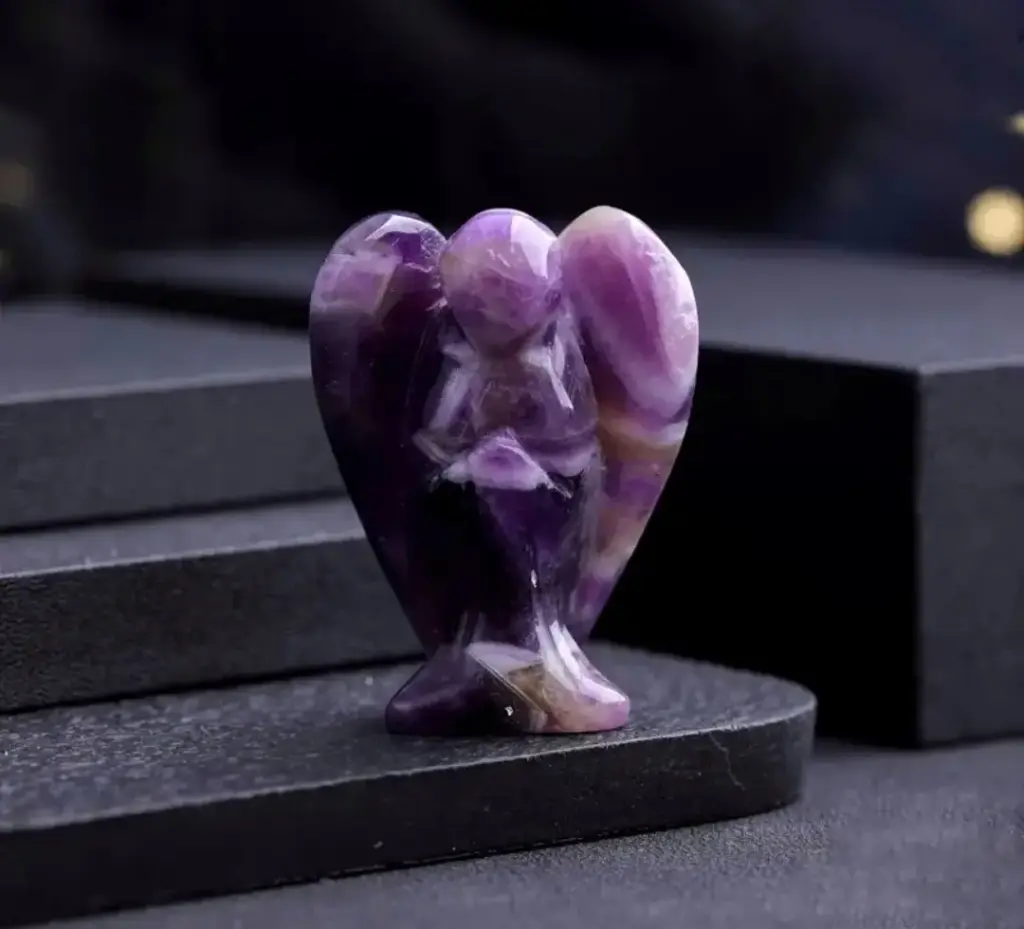 Ëngjëll mbrojtës i bërë me gurin natyral Ametist