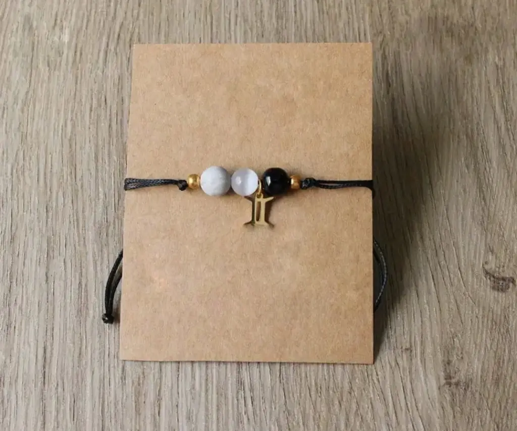 Byzylyk me miks gurësh natyralë dhe simbol të shenjave të zodiakut