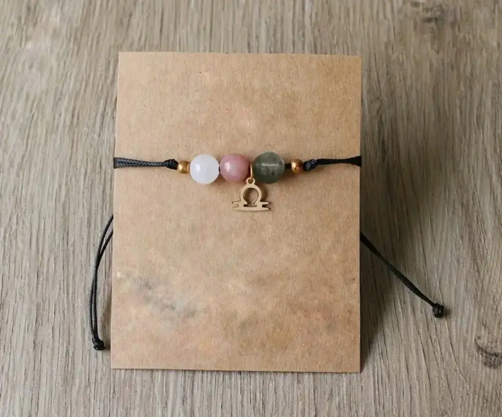 Byzylyk me miks gurësh natyralë dhe simbol të shenjave të zodiakut