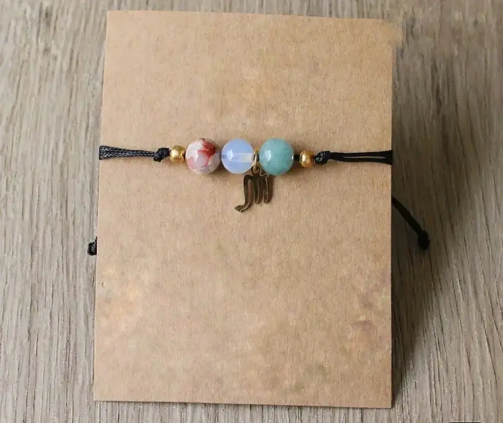 Byzylyk me miks gurësh natyralë dhe simbol të shenjave të zodiakut