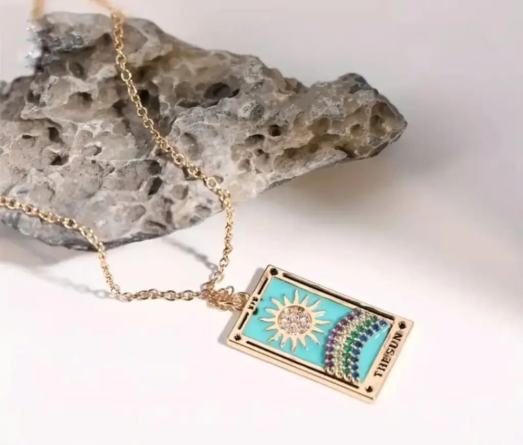 Varëse me motiv leximi kartash me dizajn dielli dhe gurë