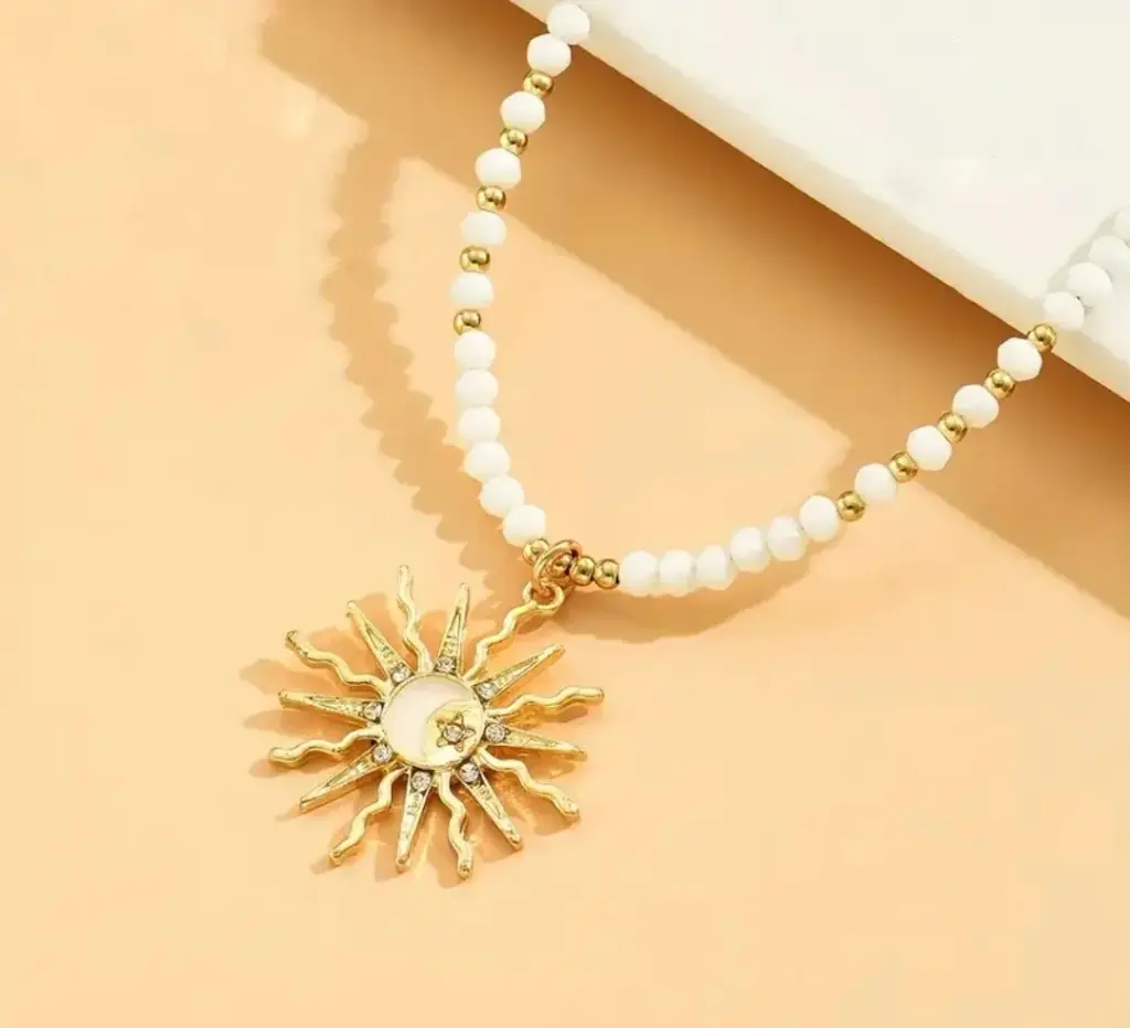 Varëse e stilit bohem me diell në ngjyrë të artë dhe rruaza si bruz