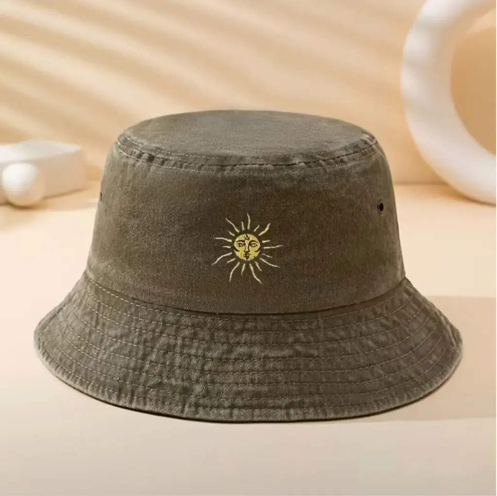 Kapele peshkatari me motive dielli të qëndisura