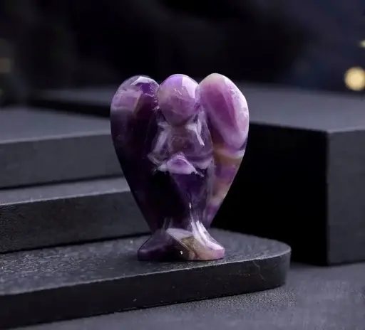 Ëngjëll mbrojtës i bërë me gurin natyral Ametist