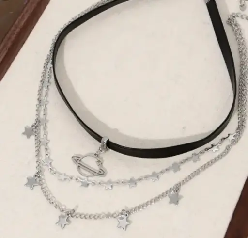 Varëse me kordon lëkure të zezë me planet dhe yje