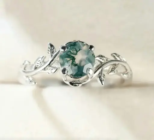 Unazë argjendi me gur agat me bar uji.